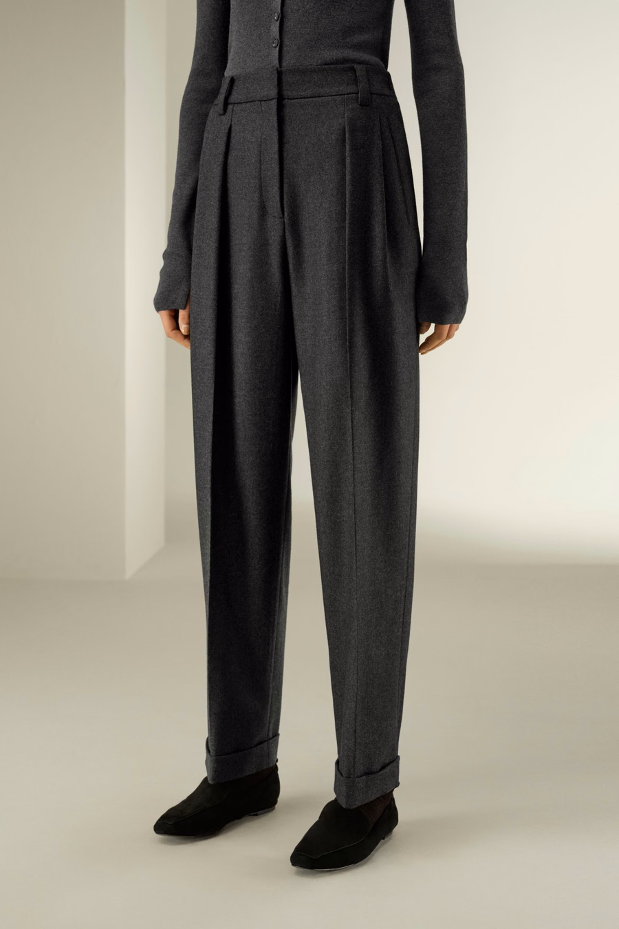 Pantalones de barril de seda y lana con pliegues en la parte delantera