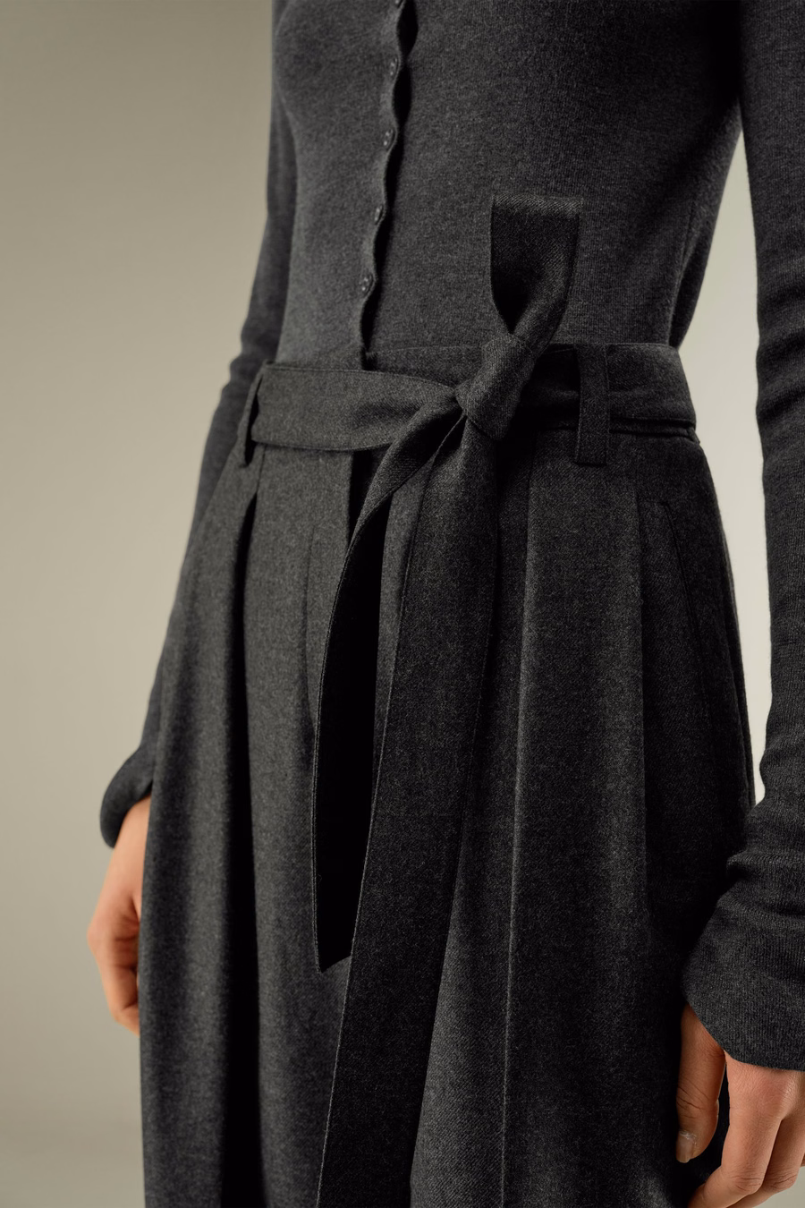 Pantalones de barril de seda y lana con pliegues en la parte delantera