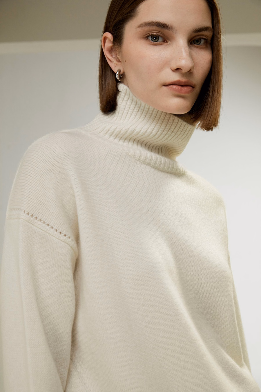 Suéter de Cashmere de Ajuste Relajado con Cuello Alto