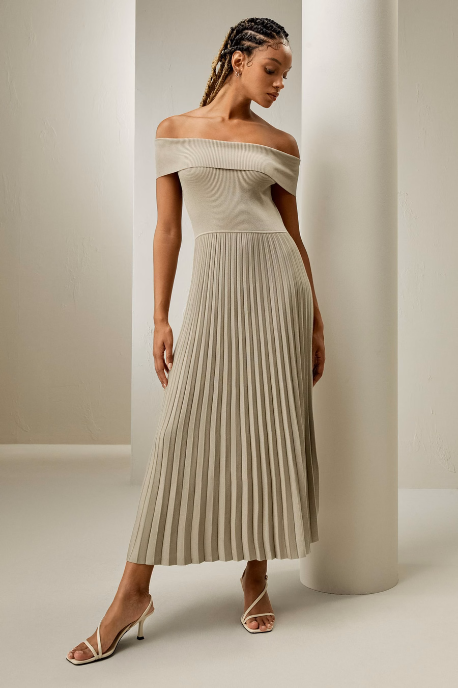 Vestido híbrido plisado sin hombros