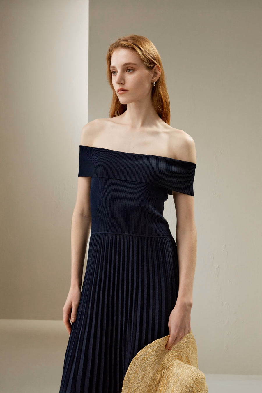 Vestido híbrido plisado sin hombros