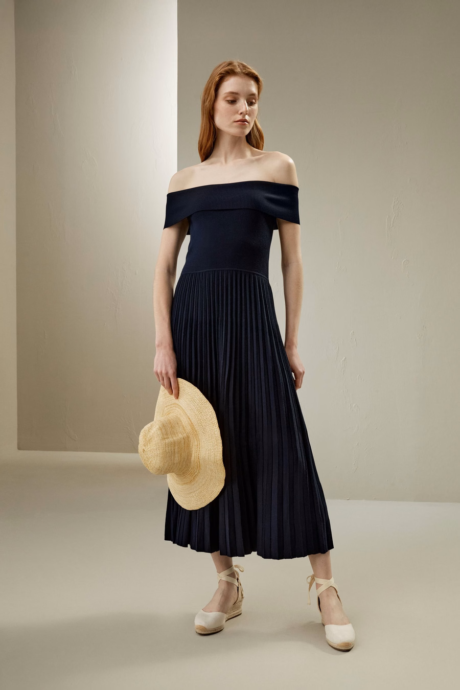 Vestido híbrido plisado sin hombros