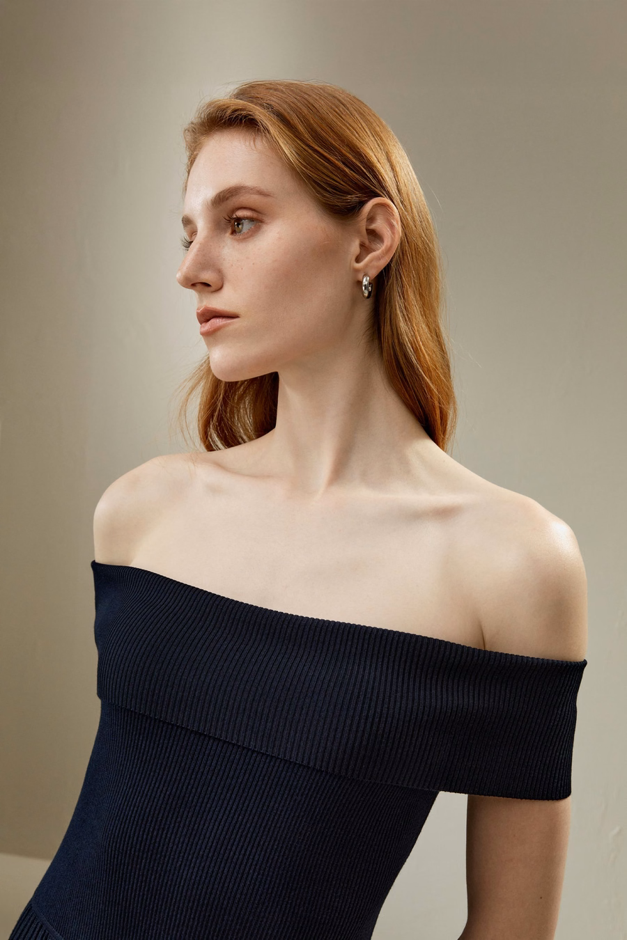 Vestido híbrido plisado sin hombros