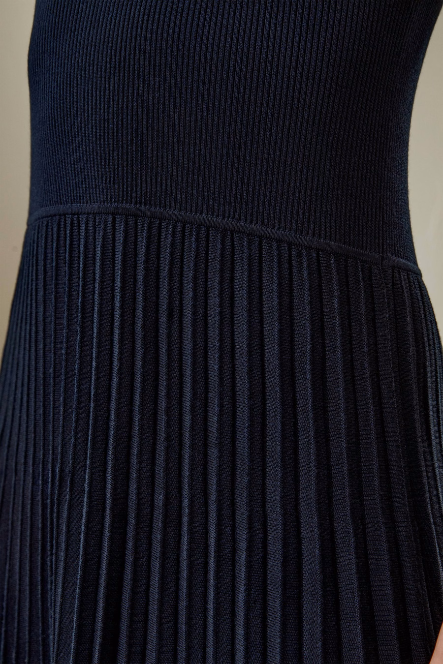 Vestido híbrido plisado sin hombros