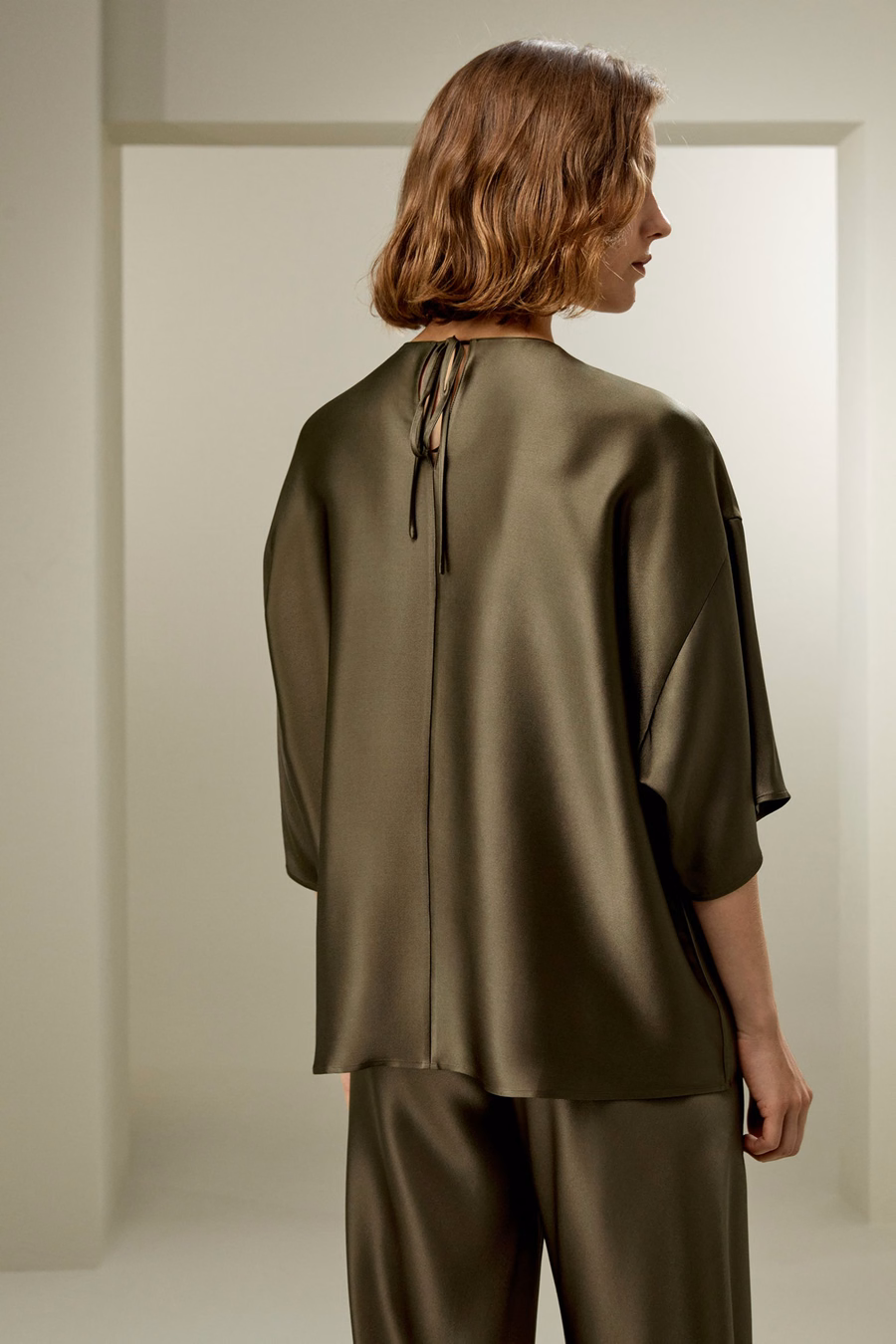 Blusa de seda relajada de cuello redondo
