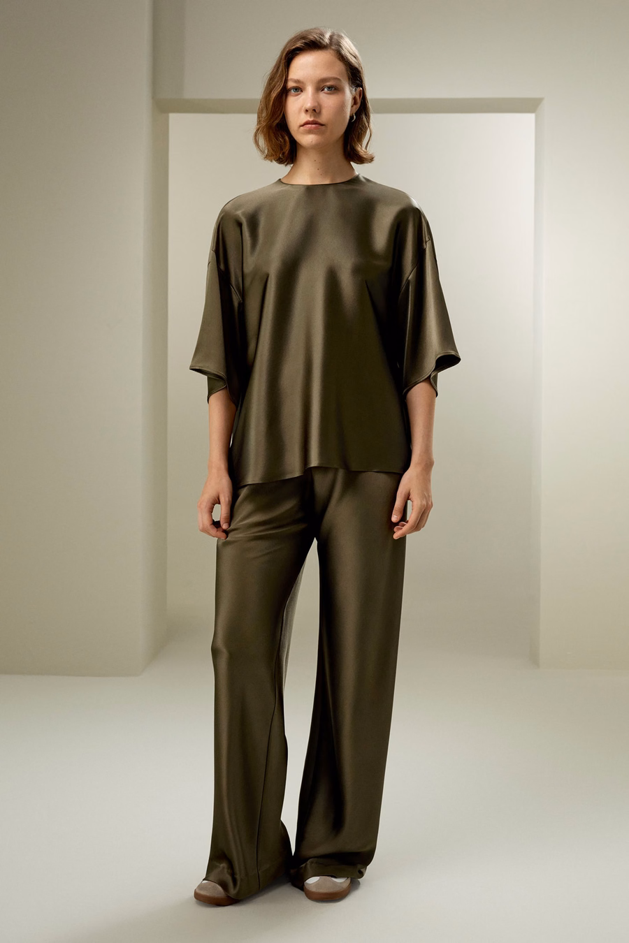 Blusa de seda relajada de cuello redondo