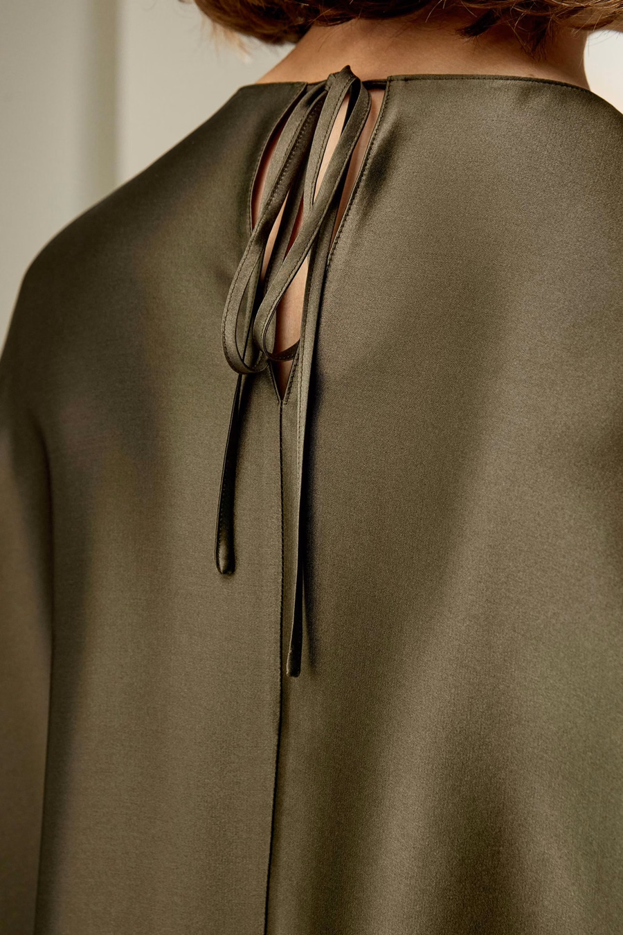 Blusa de seda relajada de cuello redondo