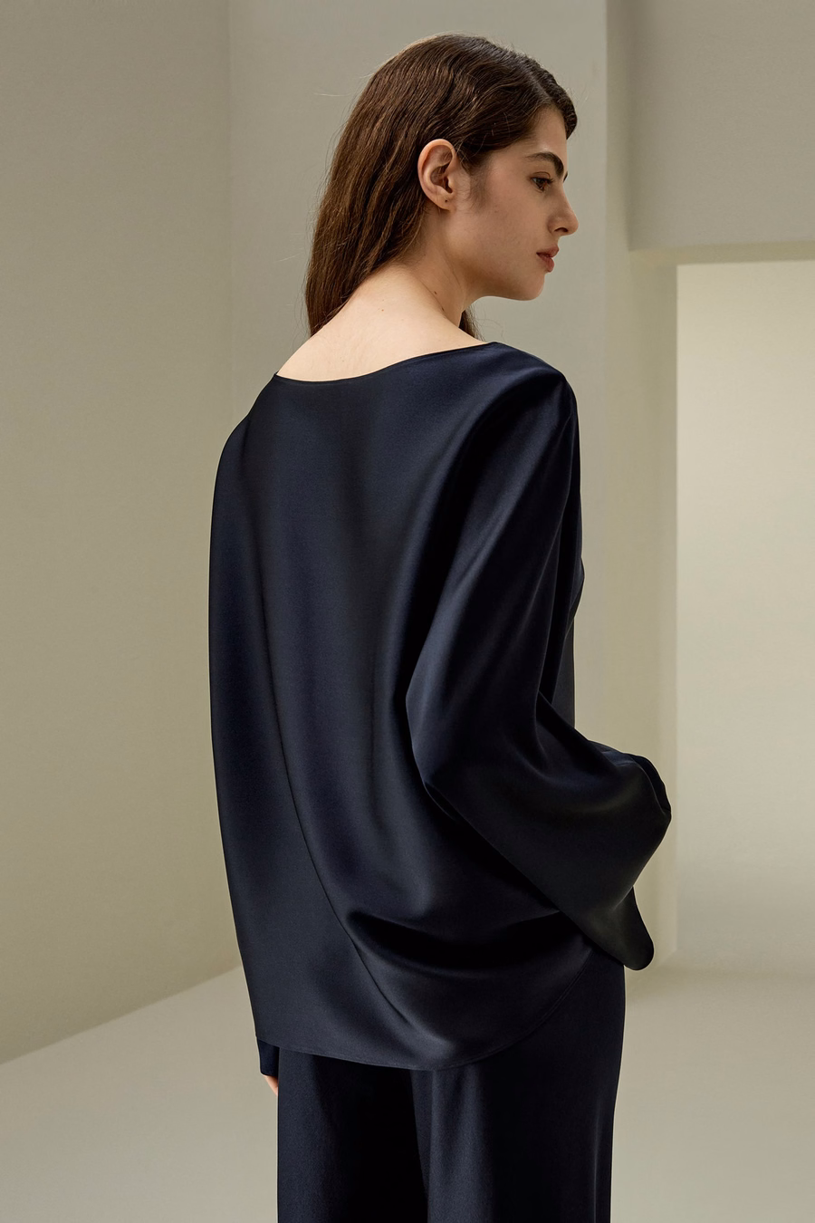 Blusa de cuello redondo de seda charmeuse
