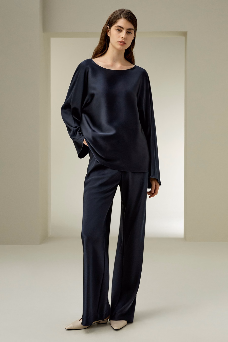Blusa de cuello redondo de seda charmeuse