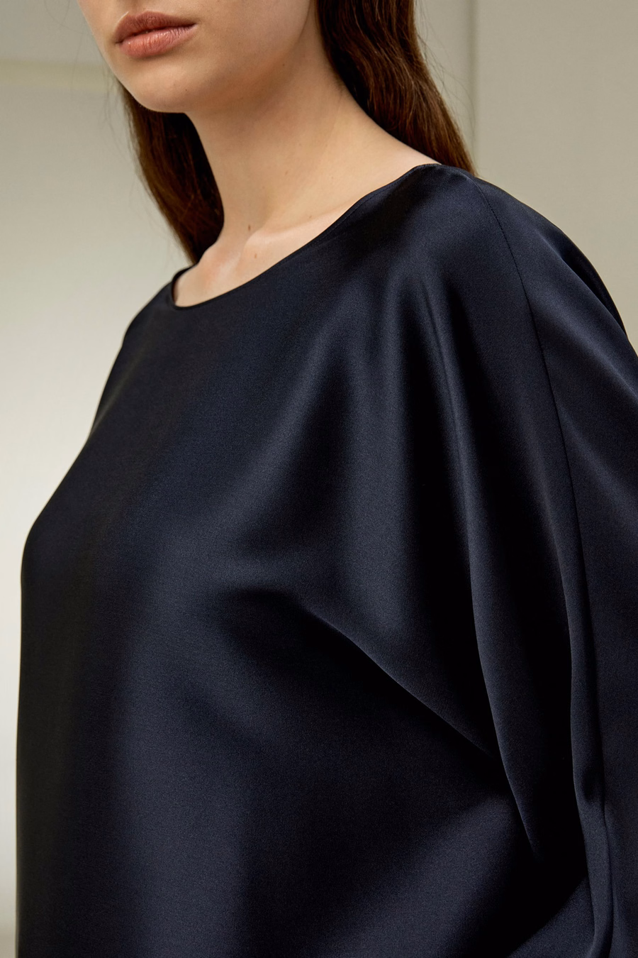 Blusa de cuello redondo de seda charmeuse