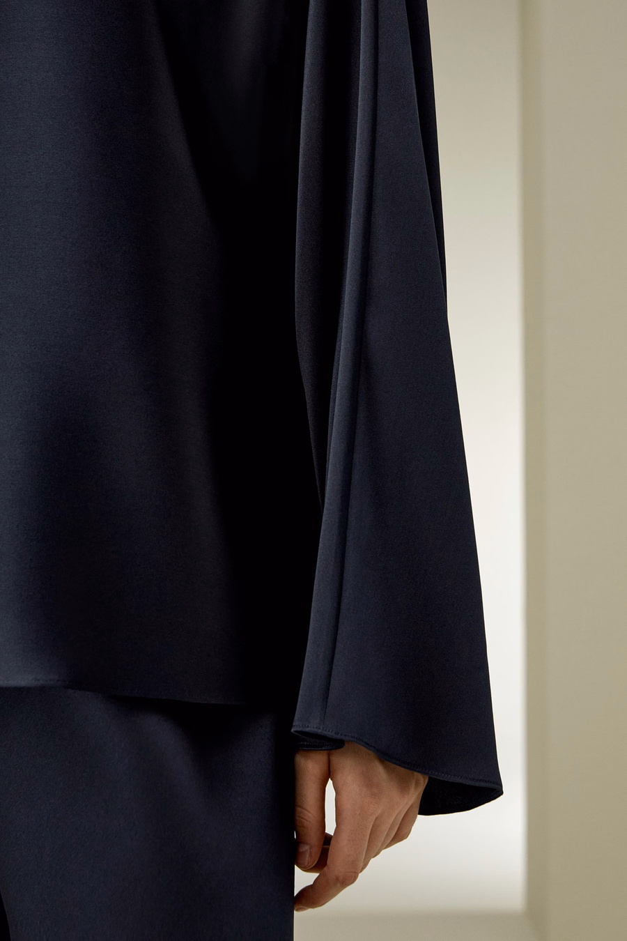 Blusa de cuello redondo de seda charmeuse