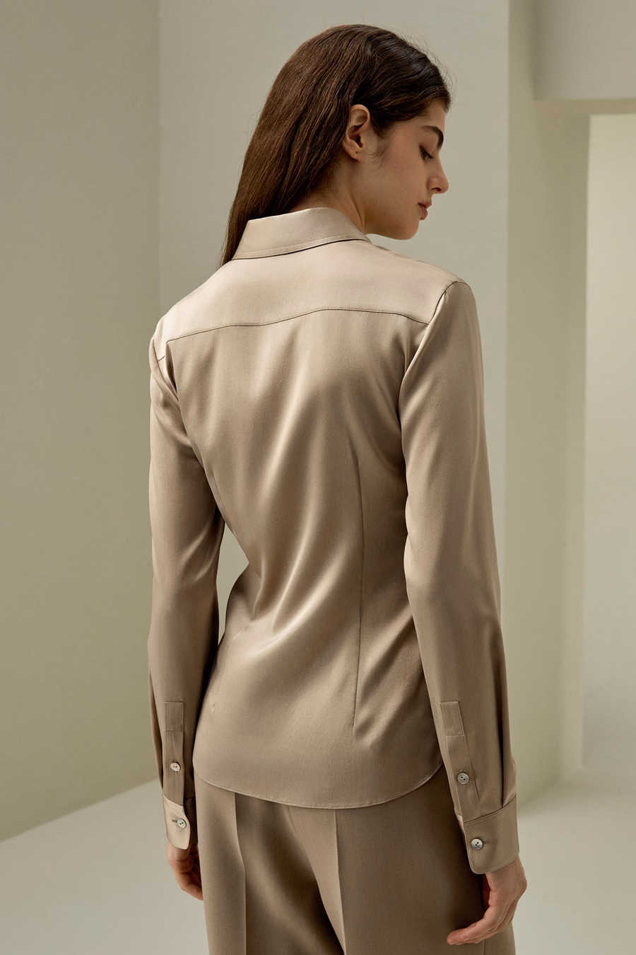 Camisa de seda con silueta elegante