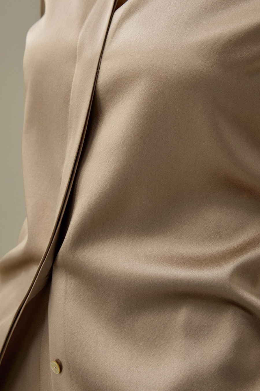 Camisa de seda con silueta elegante