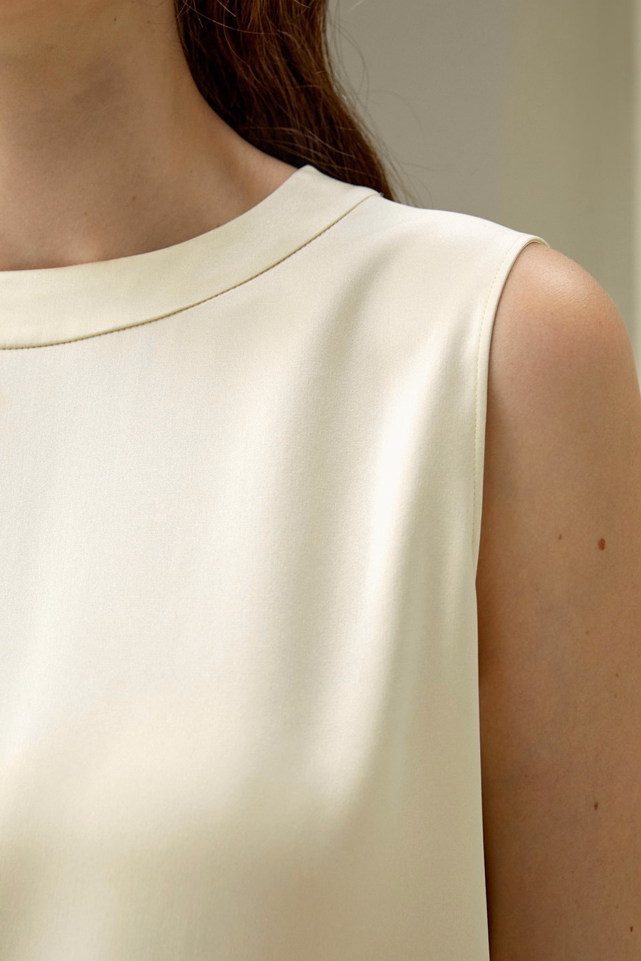 Top de seda sin mangas con cuello redondo
