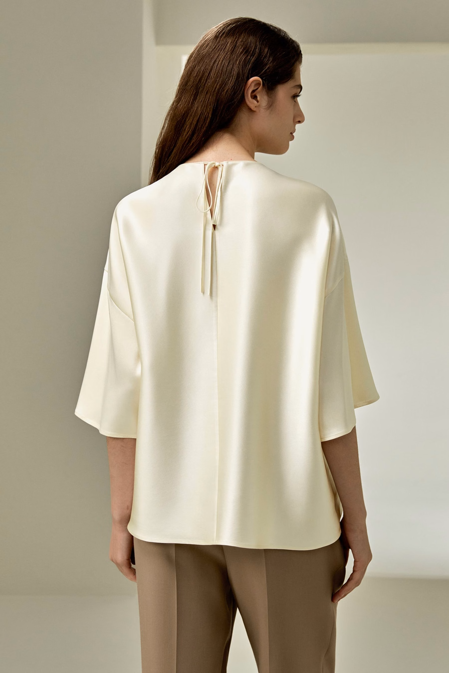 Blusa de seda relajada de cuello redondo