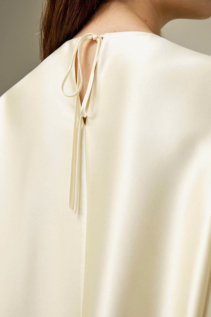 Blusa de seda relajada de cuello redondo