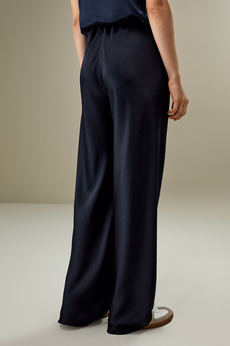 Pantalones de seda cortados al bies