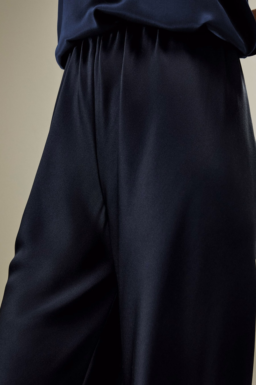 Pantalones de seda cortados al bies