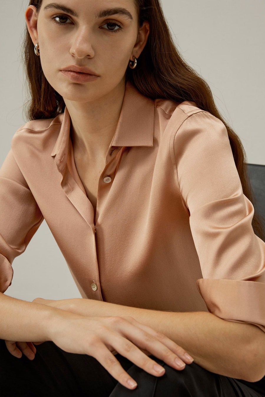 Blusa de seda con placket minimalista y botones de concha