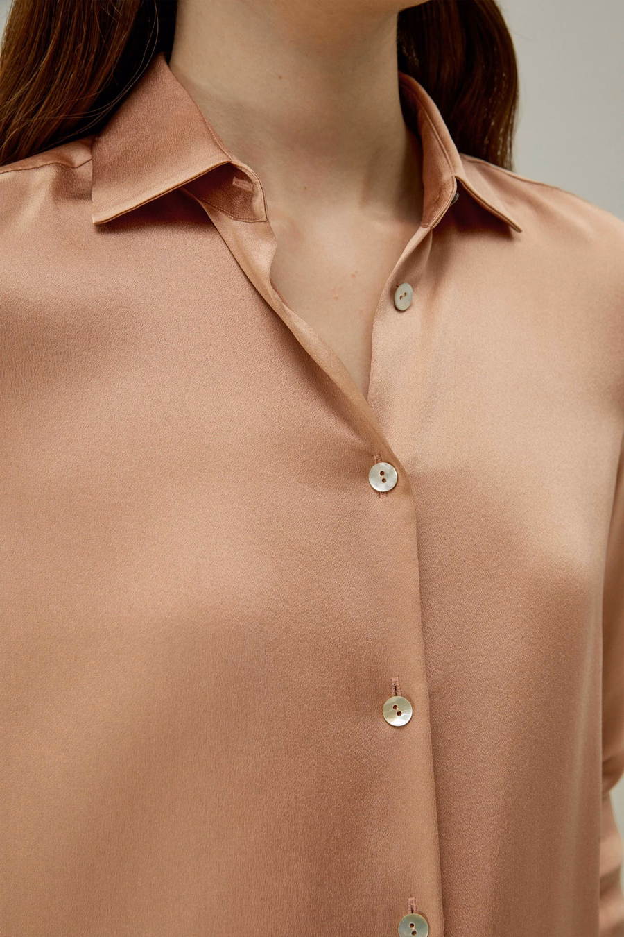 Blusa de seda con placket minimalista y botones de concha