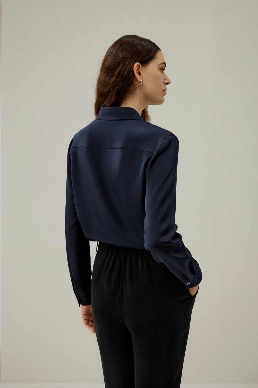 Blusa de seda elegante con botones