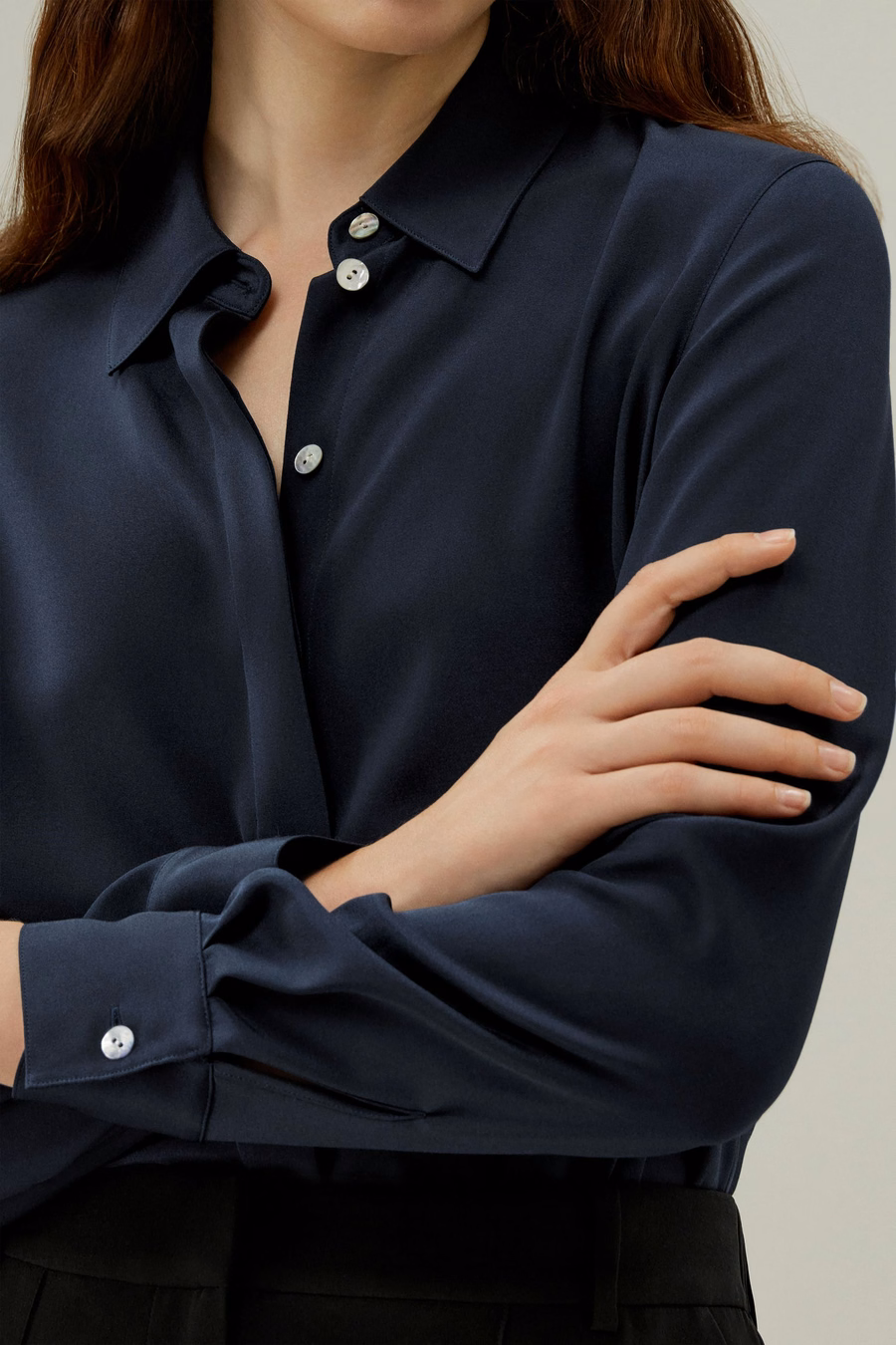 Blusa de seda elegante con botones