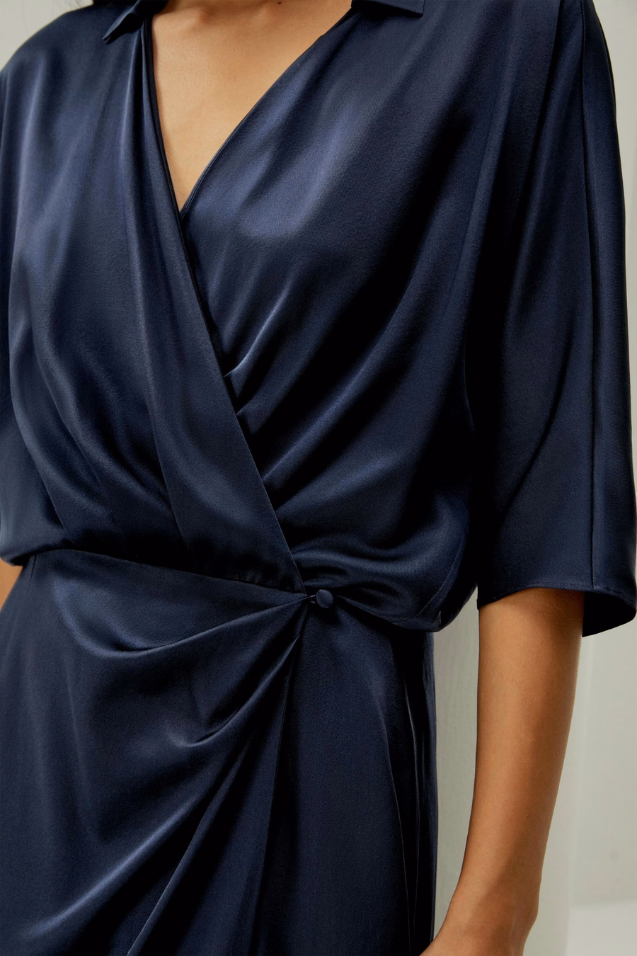 Elegante vestido envolvente de manga media