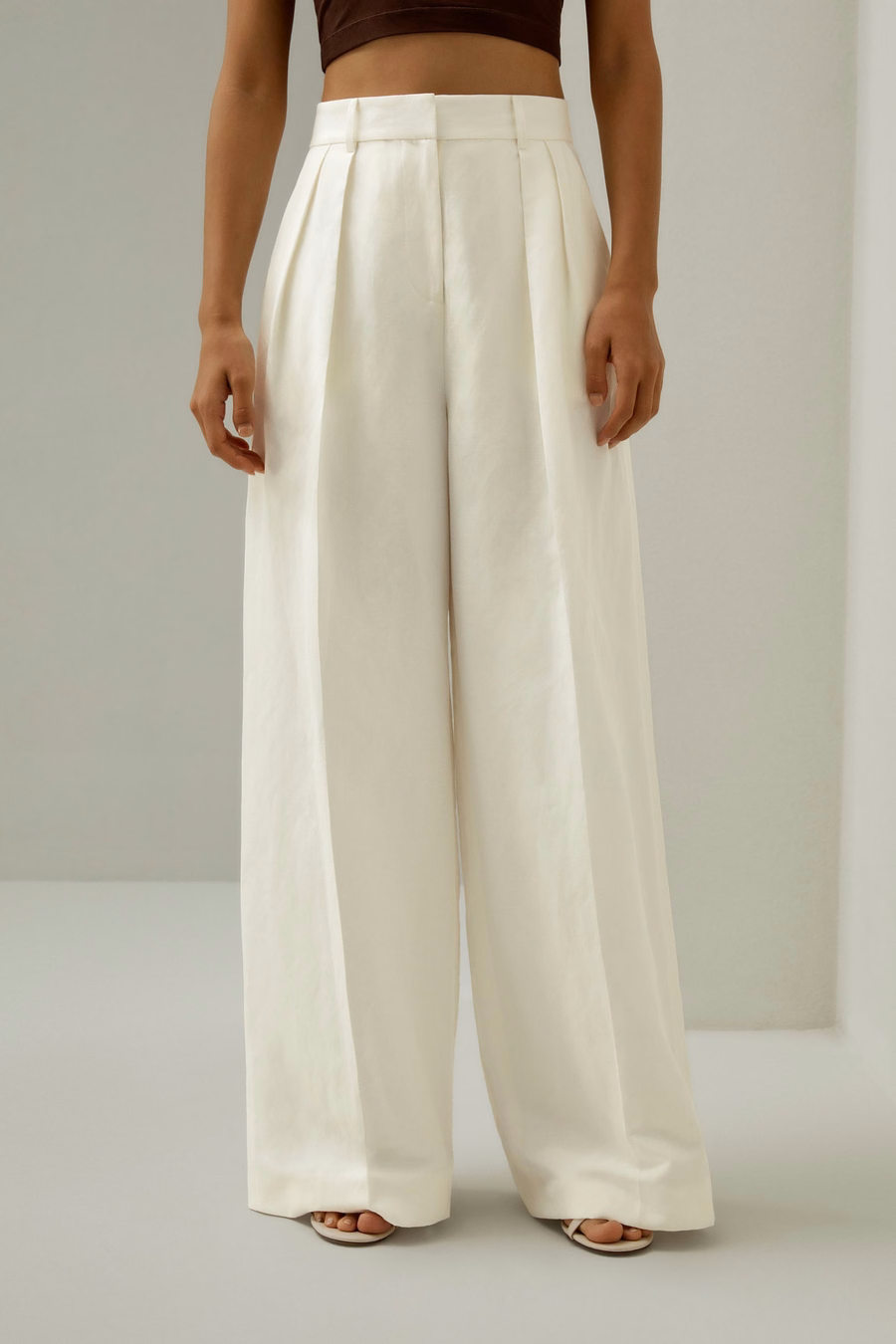 Pantalones de mezcla de seda y lino con pliegues frontales