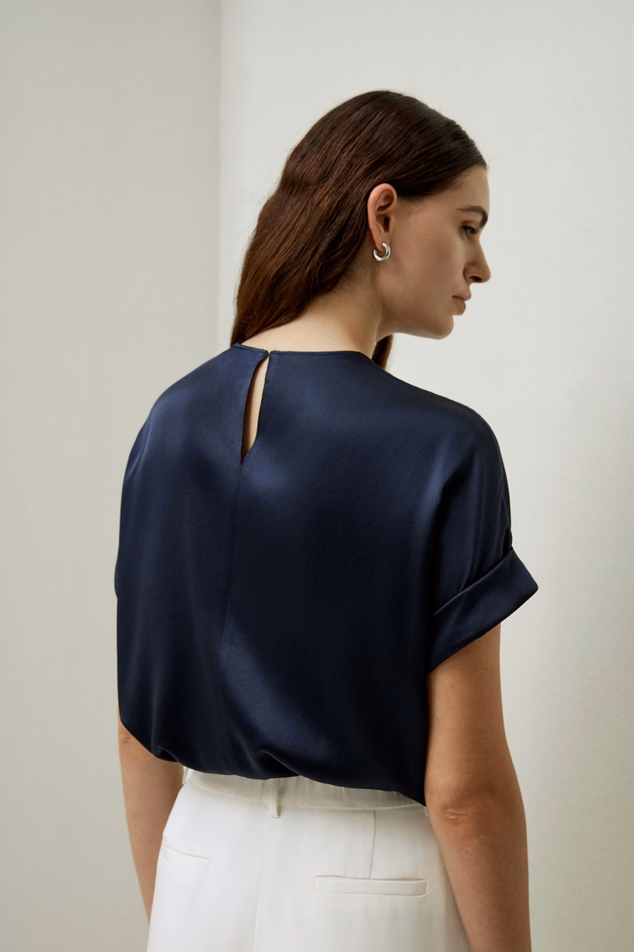 Camisa de seda con cuello redondo y mangas oblicuas