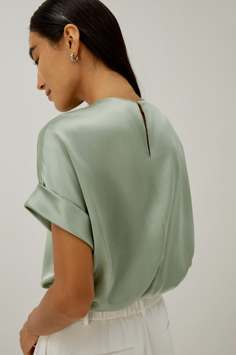 Camisa de seda con cuello redondo y mangas oblicuas