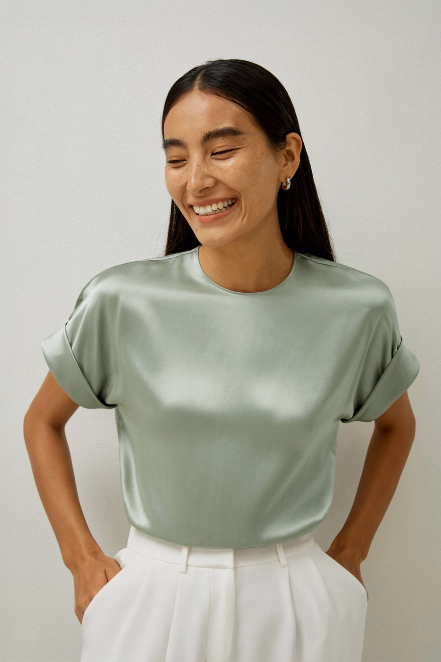 Camisa de seda con cuello redondo y mangas oblicuas