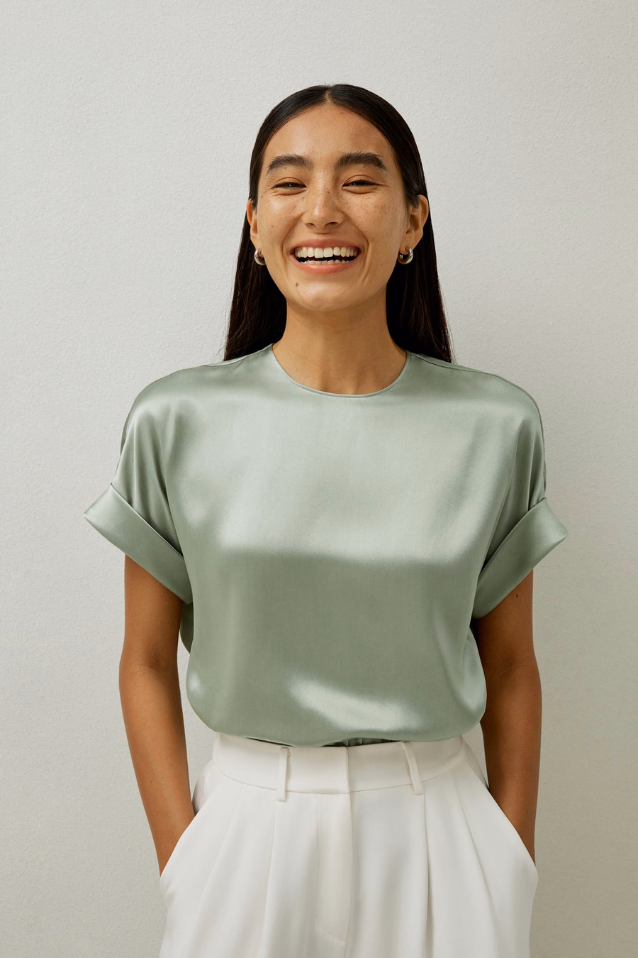 Camisa de seda con cuello redondo y mangas oblicuas