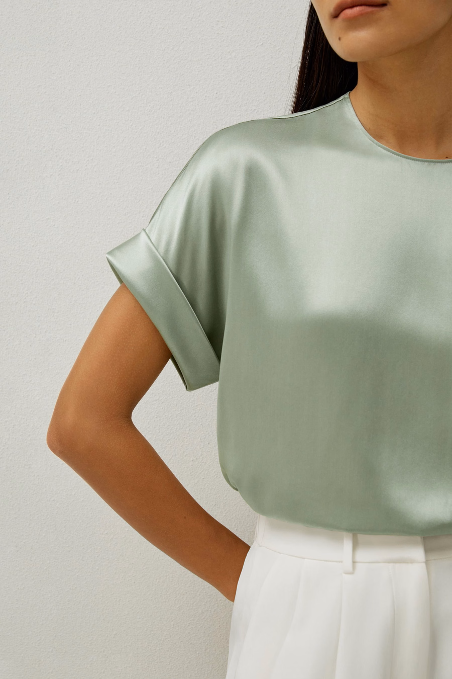 Camisa de seda con cuello redondo y mangas oblicuas