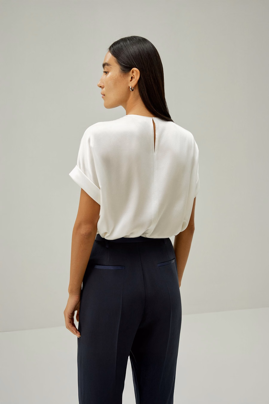 Camisa de seda con cuello redondo y mangas oblicuas