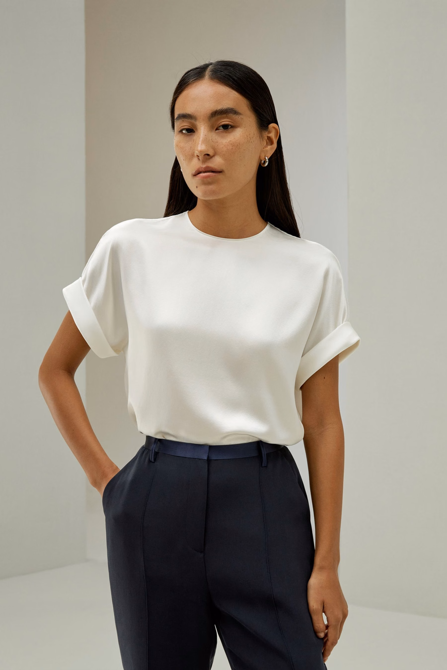 Camisa de seda con cuello redondo y mangas oblicuas
