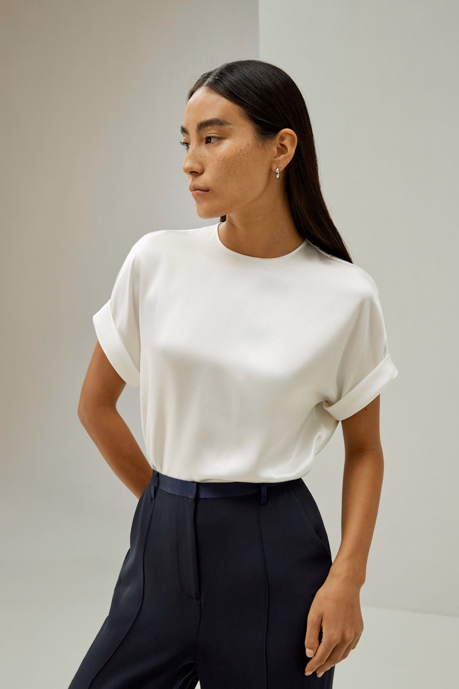 Camisa de seda con cuello redondo y mangas oblicuas