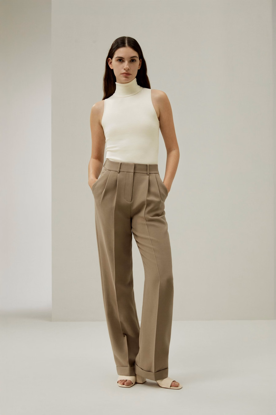 Top Sin Mangas de Cuello Alto Minimalista