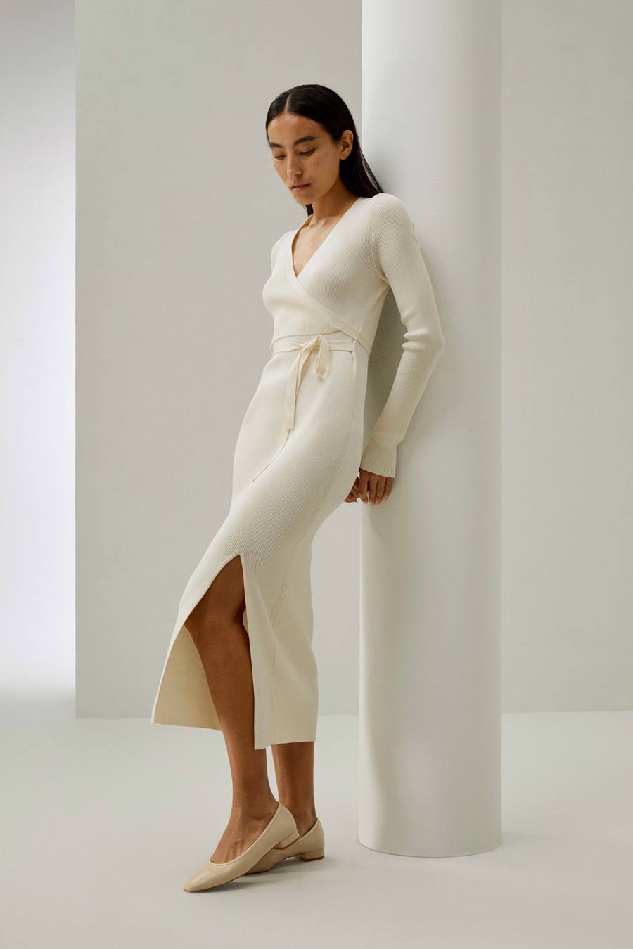 Vestido de seda tricotado elegante con frente envuelto