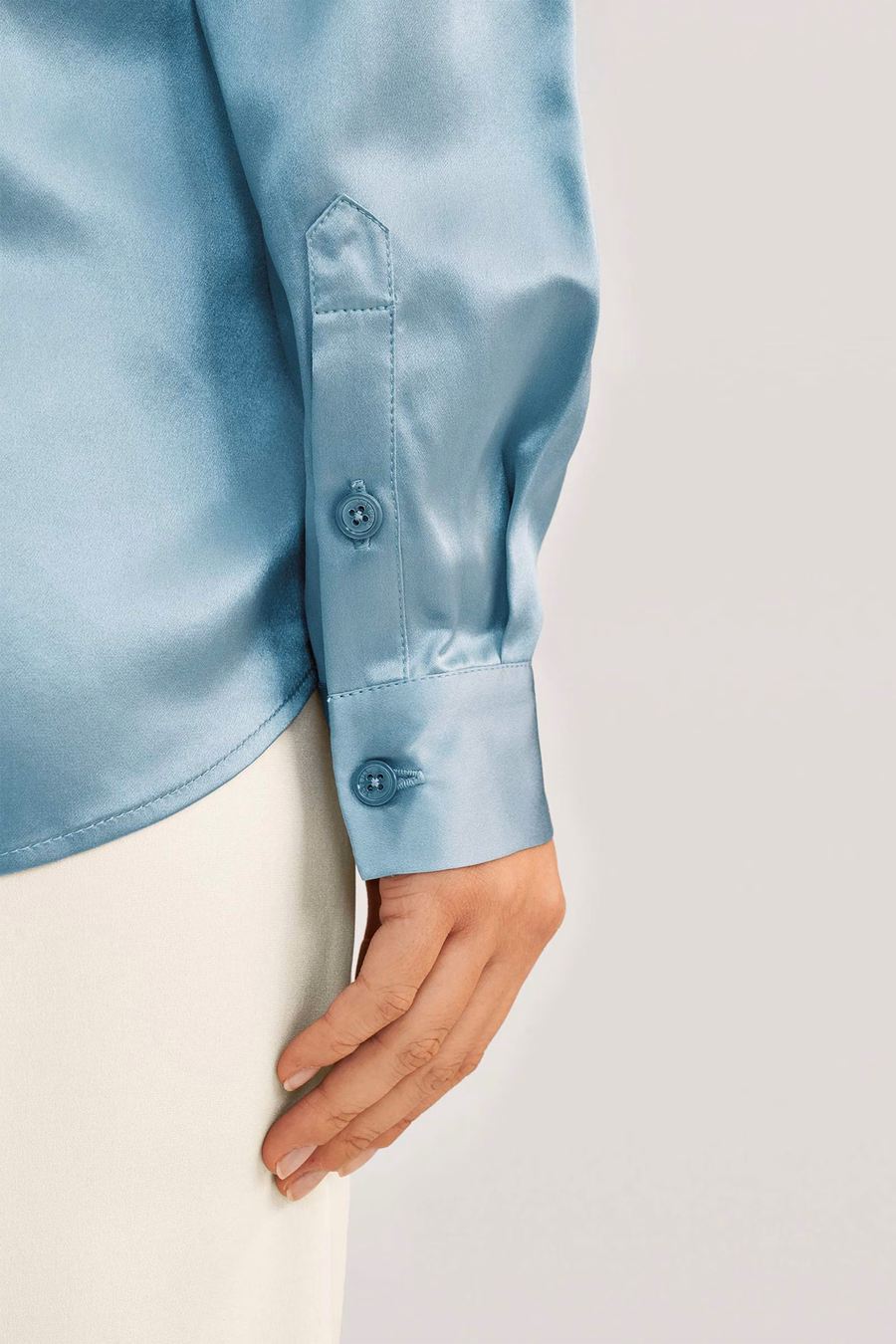 Camisa de Seda con Tapeta Oculta Básica
