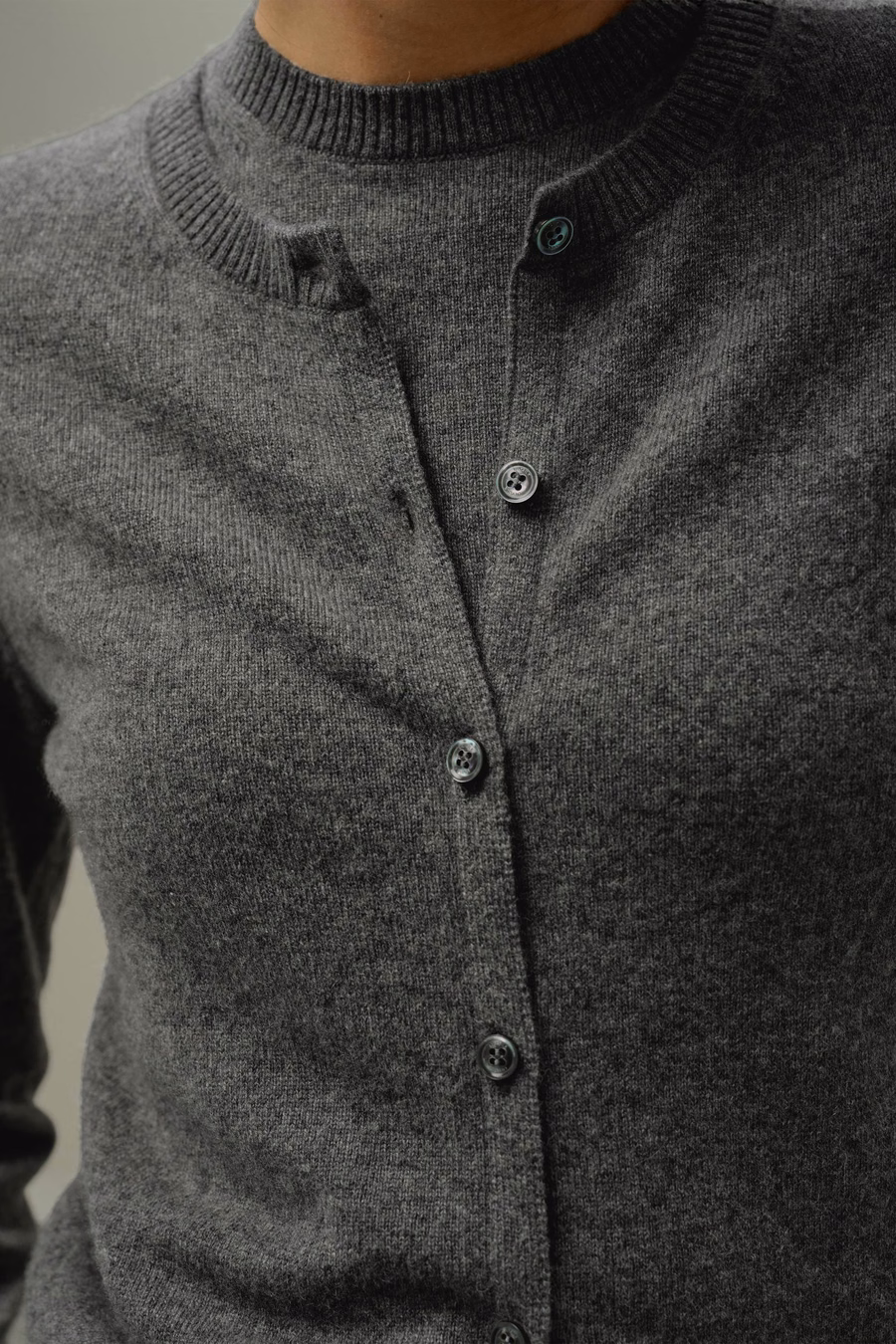 Cardigan ajustado de cuello redondo de cachemira