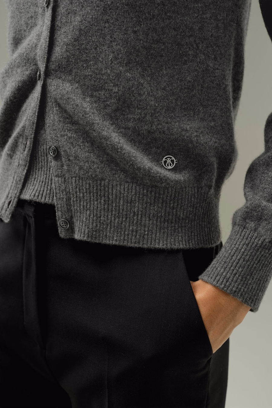 Cardigan ajustado de cuello redondo de cachemira