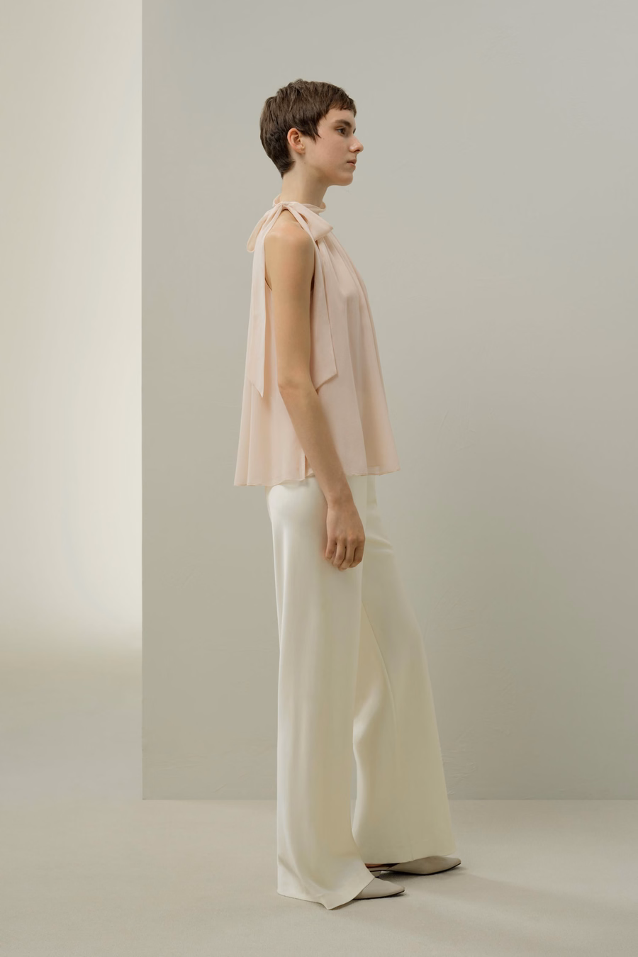 Blusa de georgette con cuello ajustable