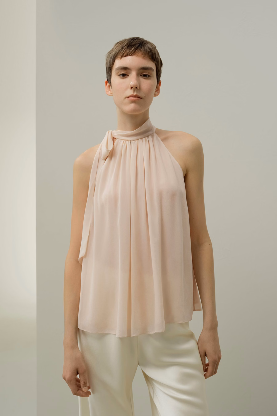 Blusa de georgette con cuello ajustable