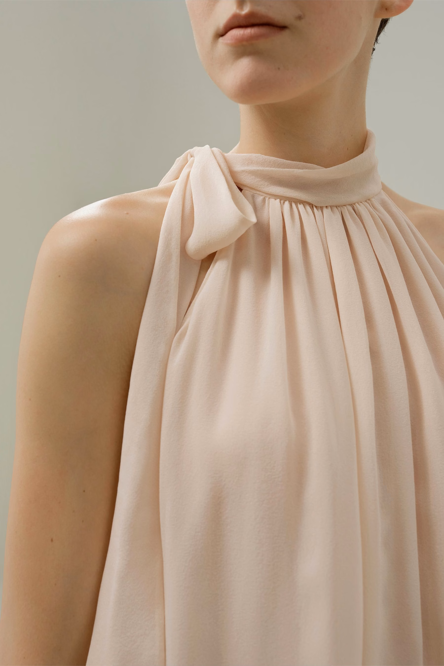 Blusa de georgette con cuello ajustable