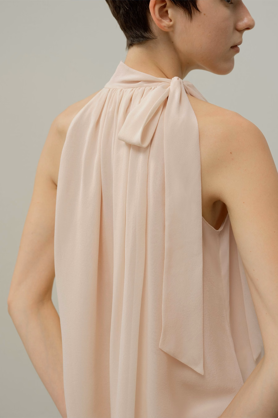 Blusa de georgette con cuello ajustable
