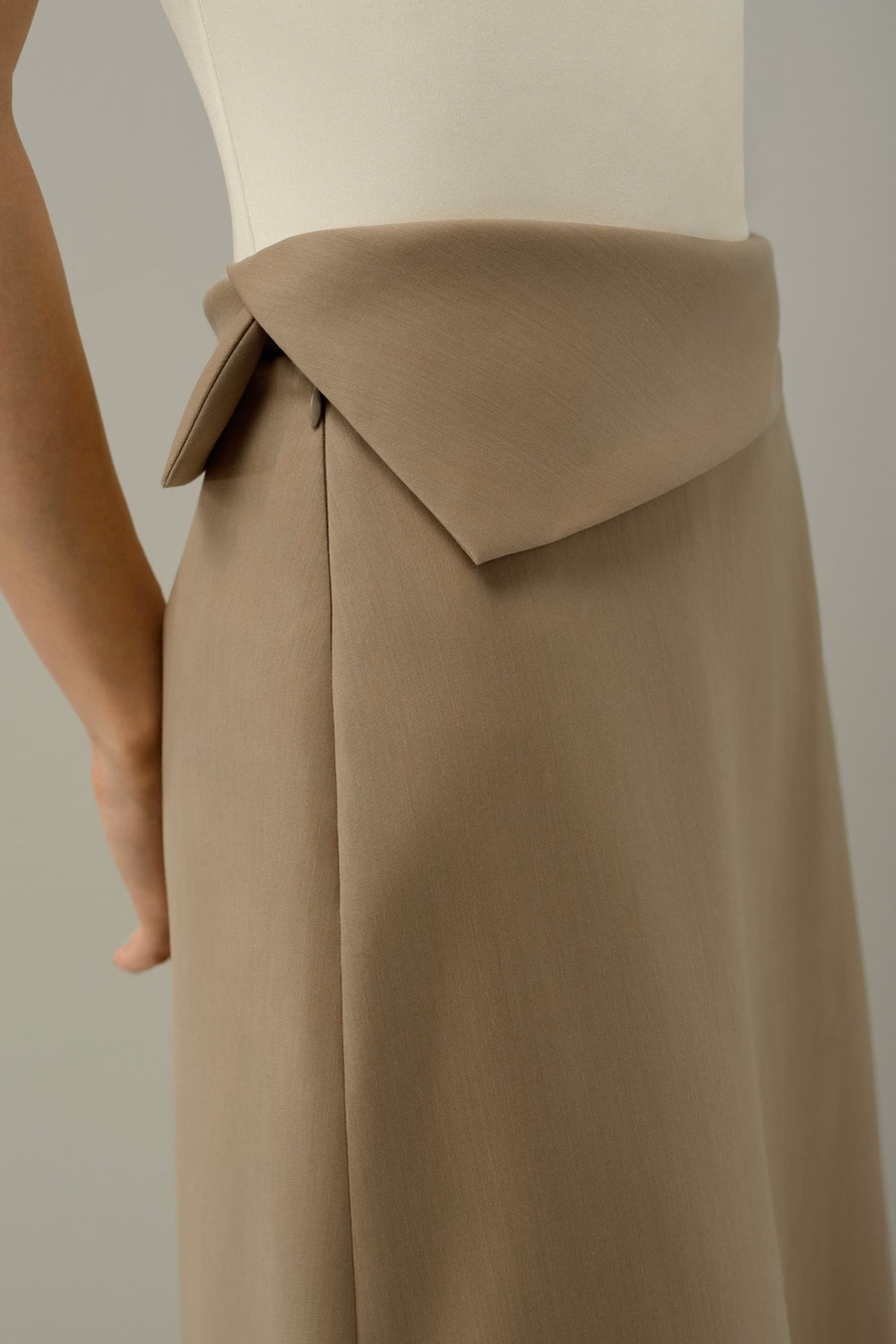 Falda Midi de Seda-Lana con Cintura Asimétrica