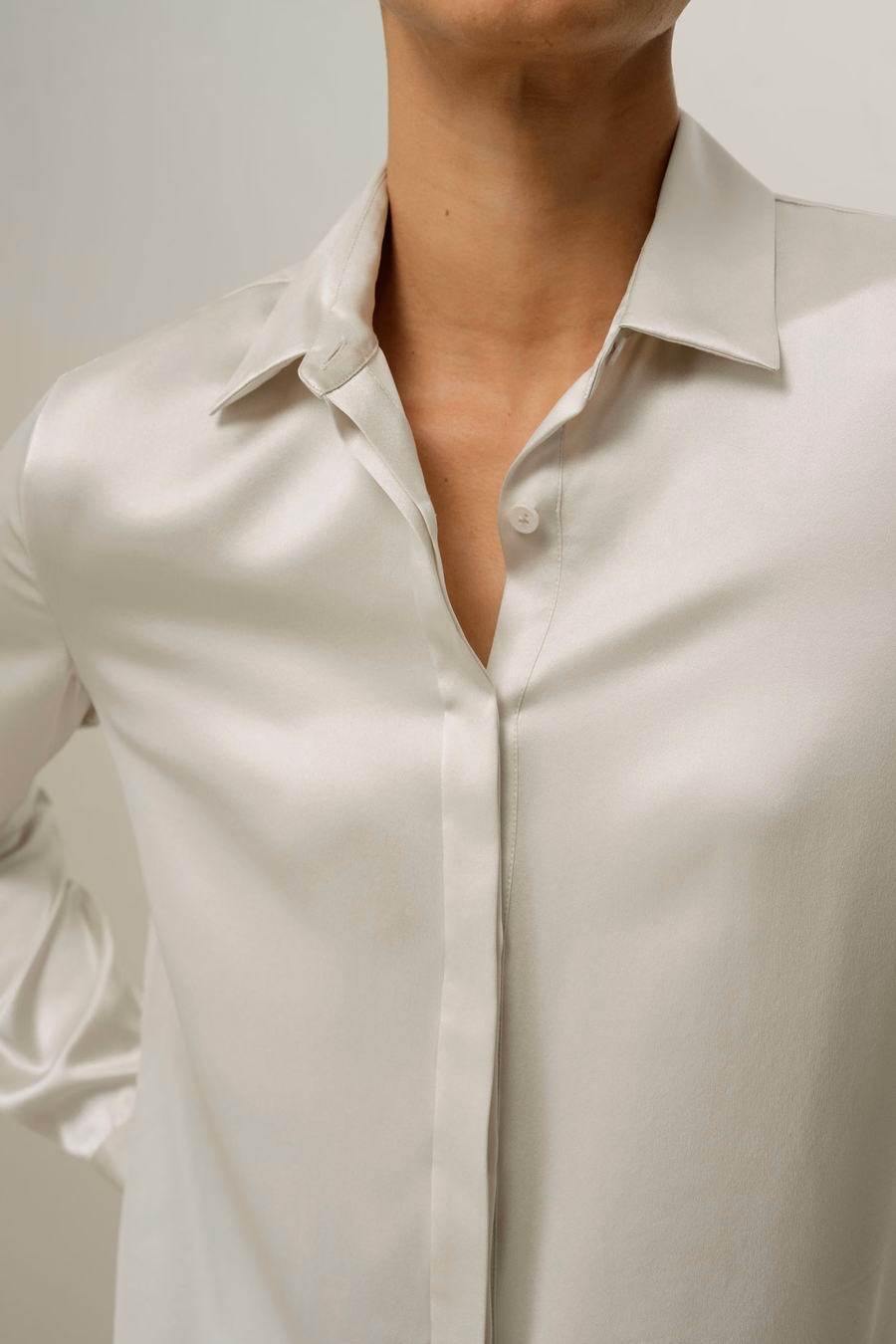 Camisa de Seda con Tapeta Oculta Básica