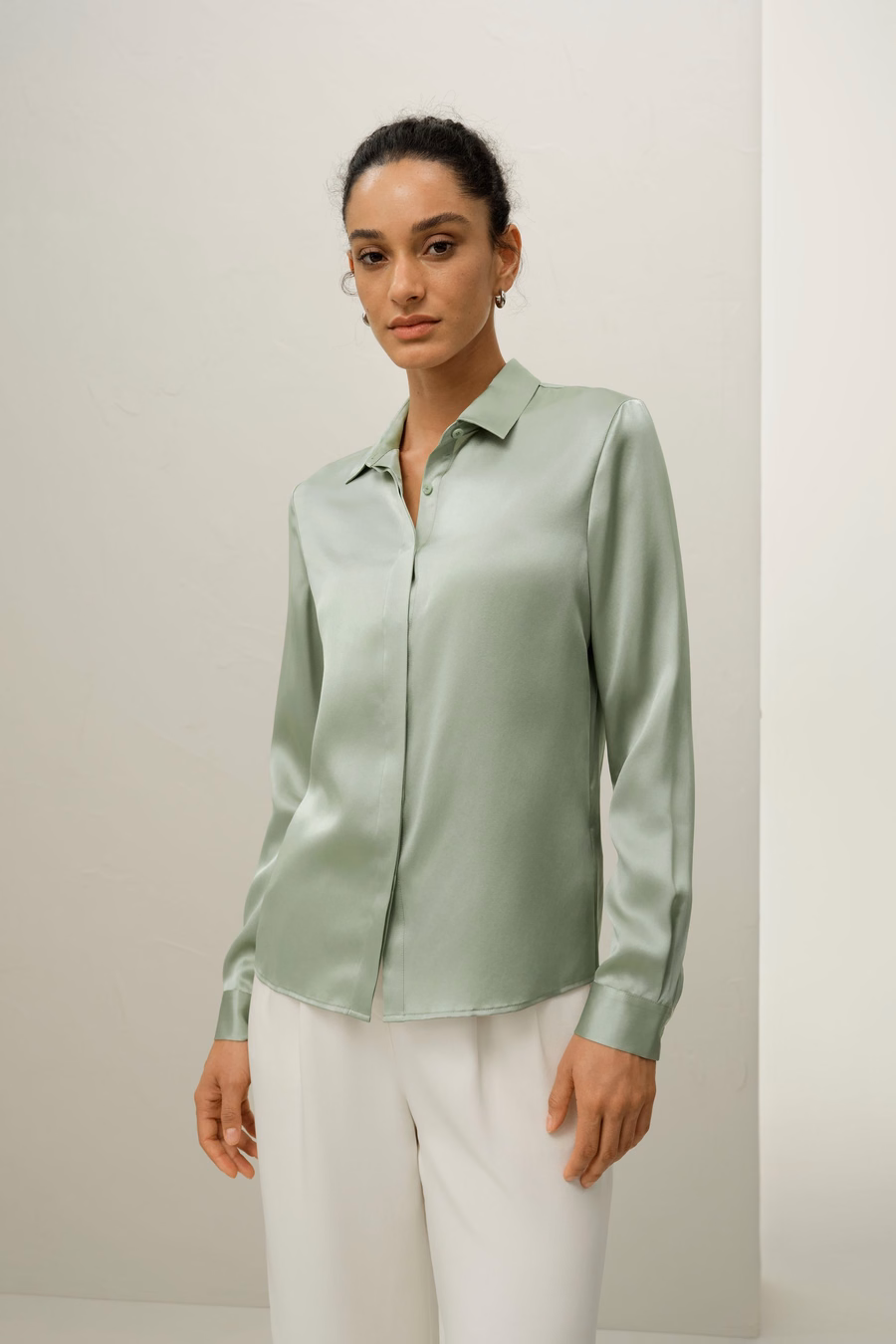 Camisa de Seda con Tapeta Oculta Básica