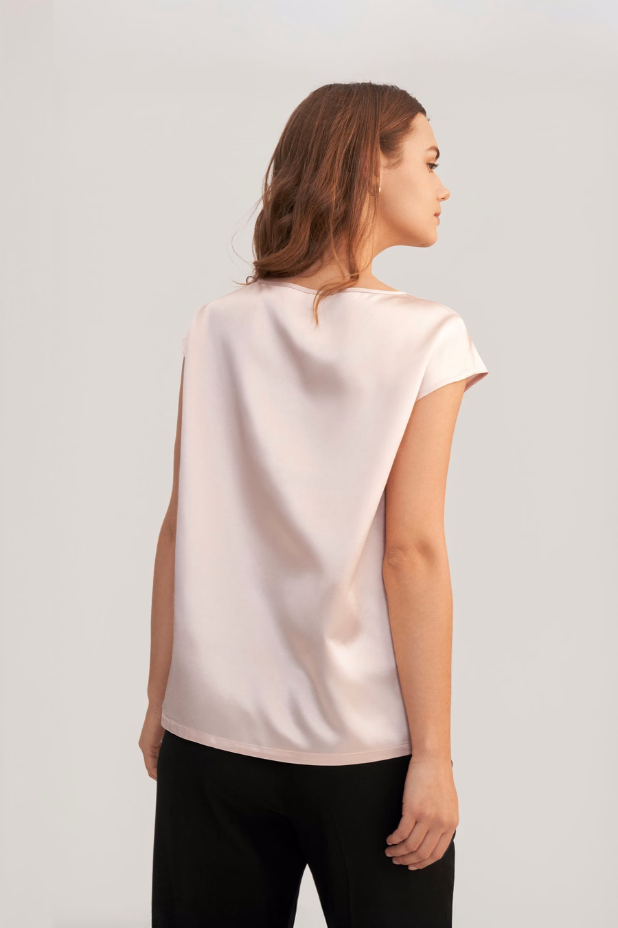 camiseta de seda con mangas básicas