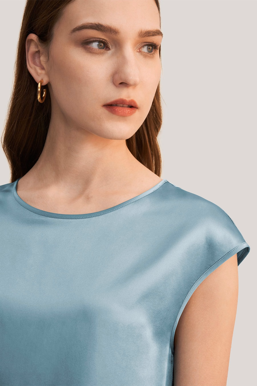 camiseta de seda con mangas básicas